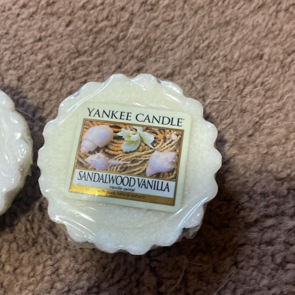 4 Yankee Candle Melts and 2 Others Baby Powder, Sandalwood Vanilla, Lilac - Picture 3 of 6